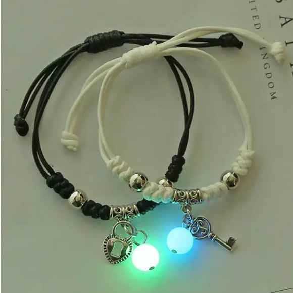 BNWT!✨ Glow in the Dark Friendship Bracelets! 🤍🔒🔑 - Picture 1 of 2